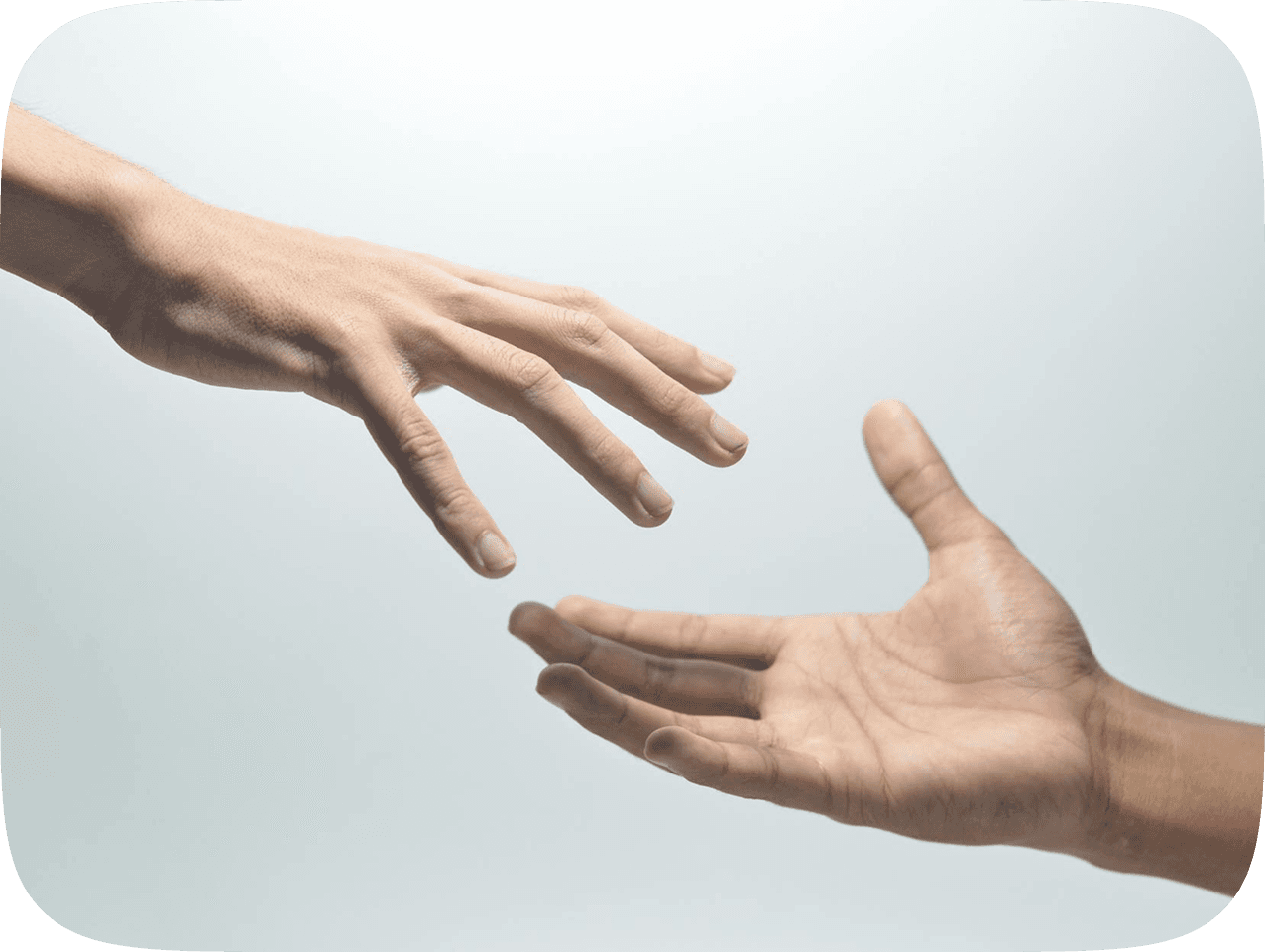 Deux mains tendues symbolisant la démarche solidaire Freedam