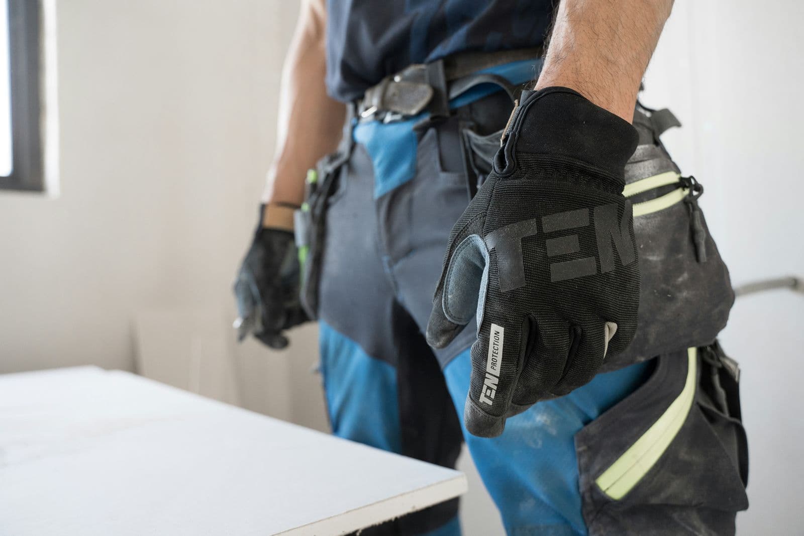 Bricoleur équipé pour installer un panneau Freedam