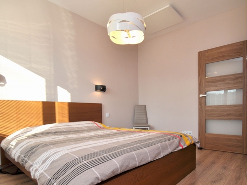 Chauffage infrarouge Freedam au plafond d'une chambre Chauffage infrarouge Freedam au plafond d'une chambre