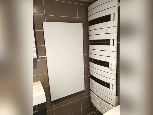 Panneau infrarouge Freedam dans une salle de bain Panneau infrarouge Freedam dans une salle de bain